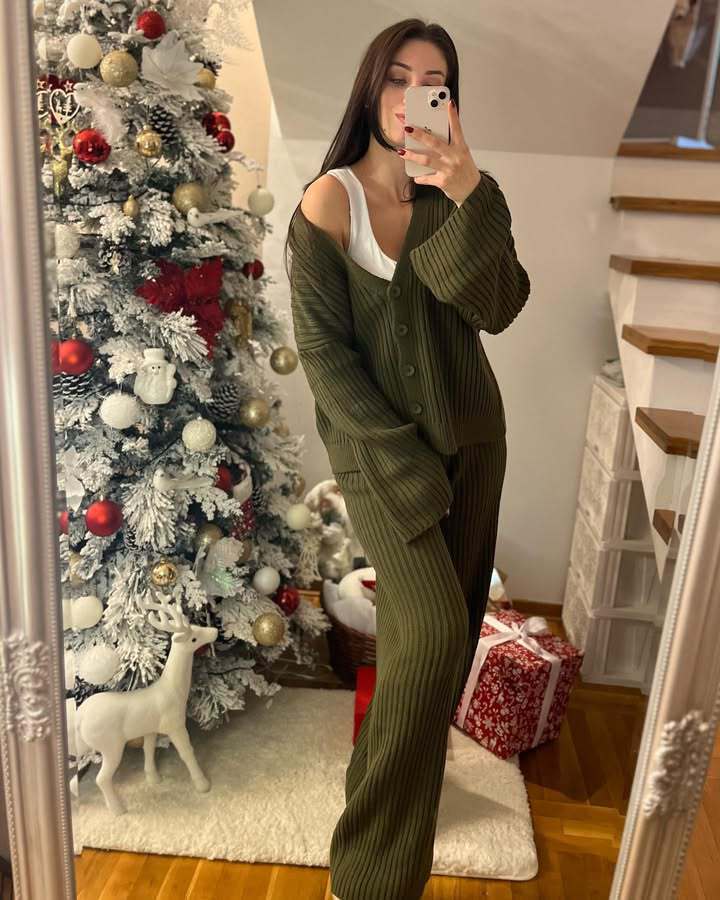 Women's ribbed cardigan with extra-long sleeves and matching high-waisted lounge pants Mune Fashion