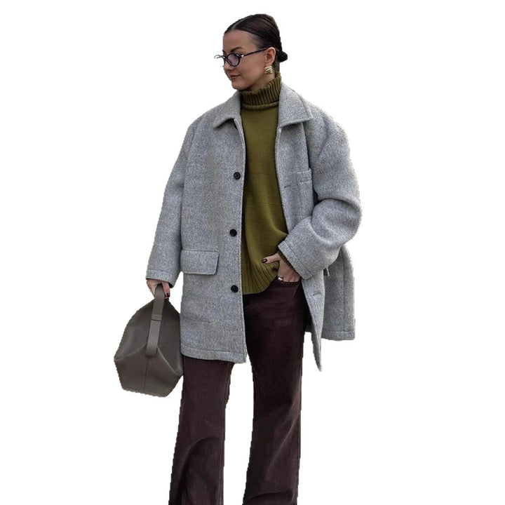 Women’s wool blend coat in boxy style with shirt collar, applied flap pockets, and button closure Mune Fashion