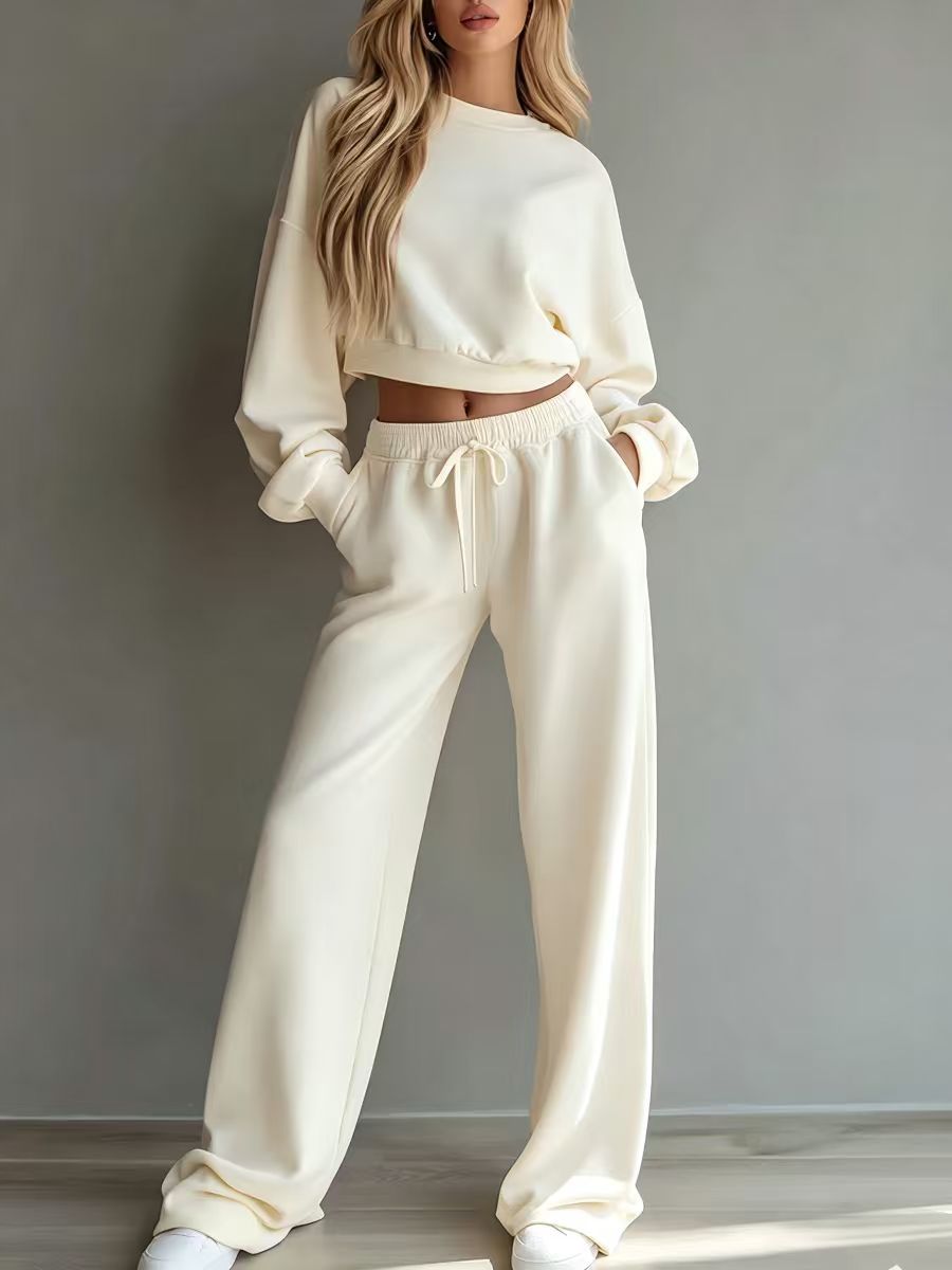 Women's Soft Lounge Set with Short Sweatshirt and Loose Jogging Pants Mune Fashion