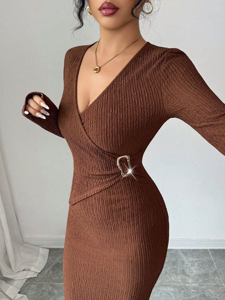 Women's tailored wrap dress with V-neck, structured crinkle look and decorative belt buckle Mune Fashion