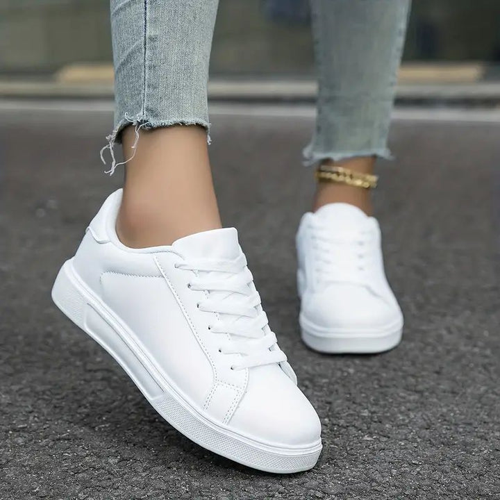 Women's nano minimalist sneakers in vegan leather look with padded comfort sole Mune Fashion