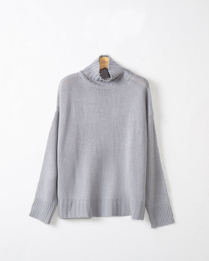 Women's turtleneck sweater made of chunky knit with oversized cut Mune Fashion