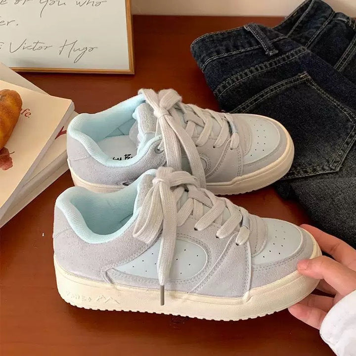 Women's sneakers in modern minimalist design with breathable surfaces and padded insole Mune Fashion
