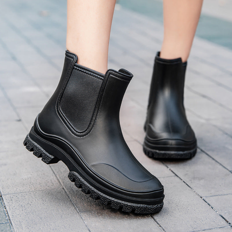 Women's Short Rubber Rain Ankle Boots with Padded Ring Cuff and Profiled Platform Sole Mune Fashion