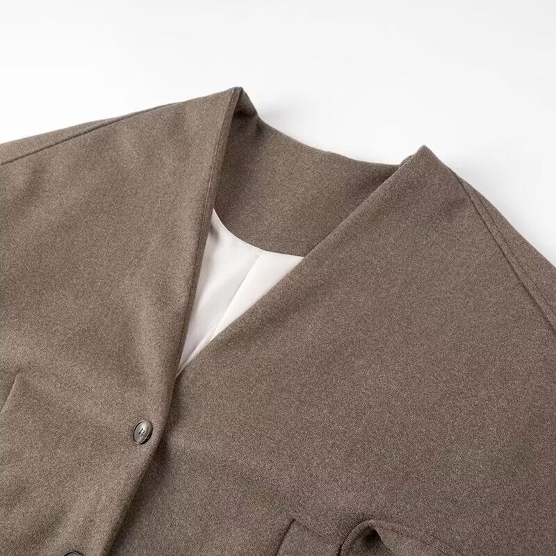 Women's short jacket in boxy cut with V-neck and two-button closure Mune Fashion