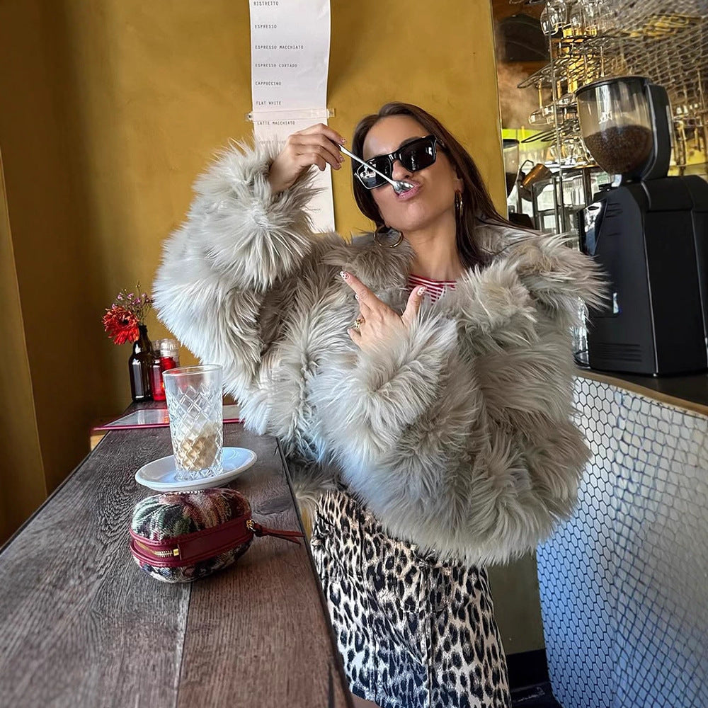Women's short cut voluminous faux fur coat with shaggy texture Mune Fashion