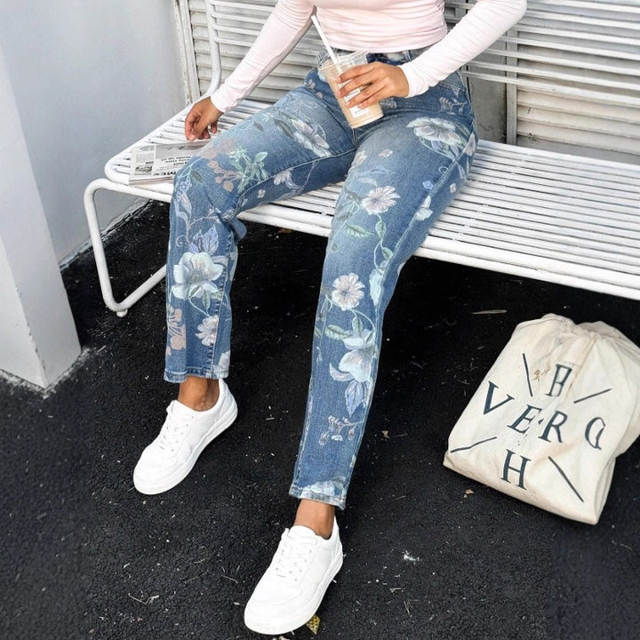 Women High-Waist Straight Jeans with floral print and relaxed fit Mune Fashion
