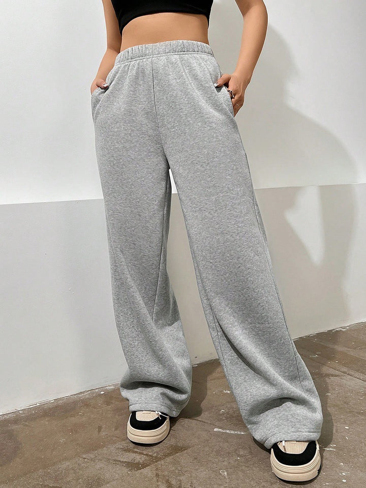 Women's wide lounge pants made of French Terry with high comfort waistband, side insert pockets and flowing legs Mune Fashion