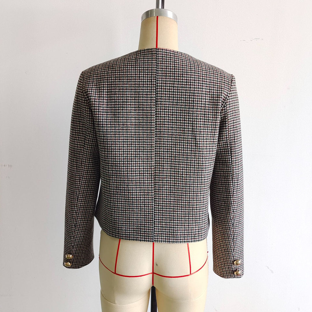Women's tailored short jacket in houndstooth pattern with golden decorative buttons and angled pockets Mune Fashion