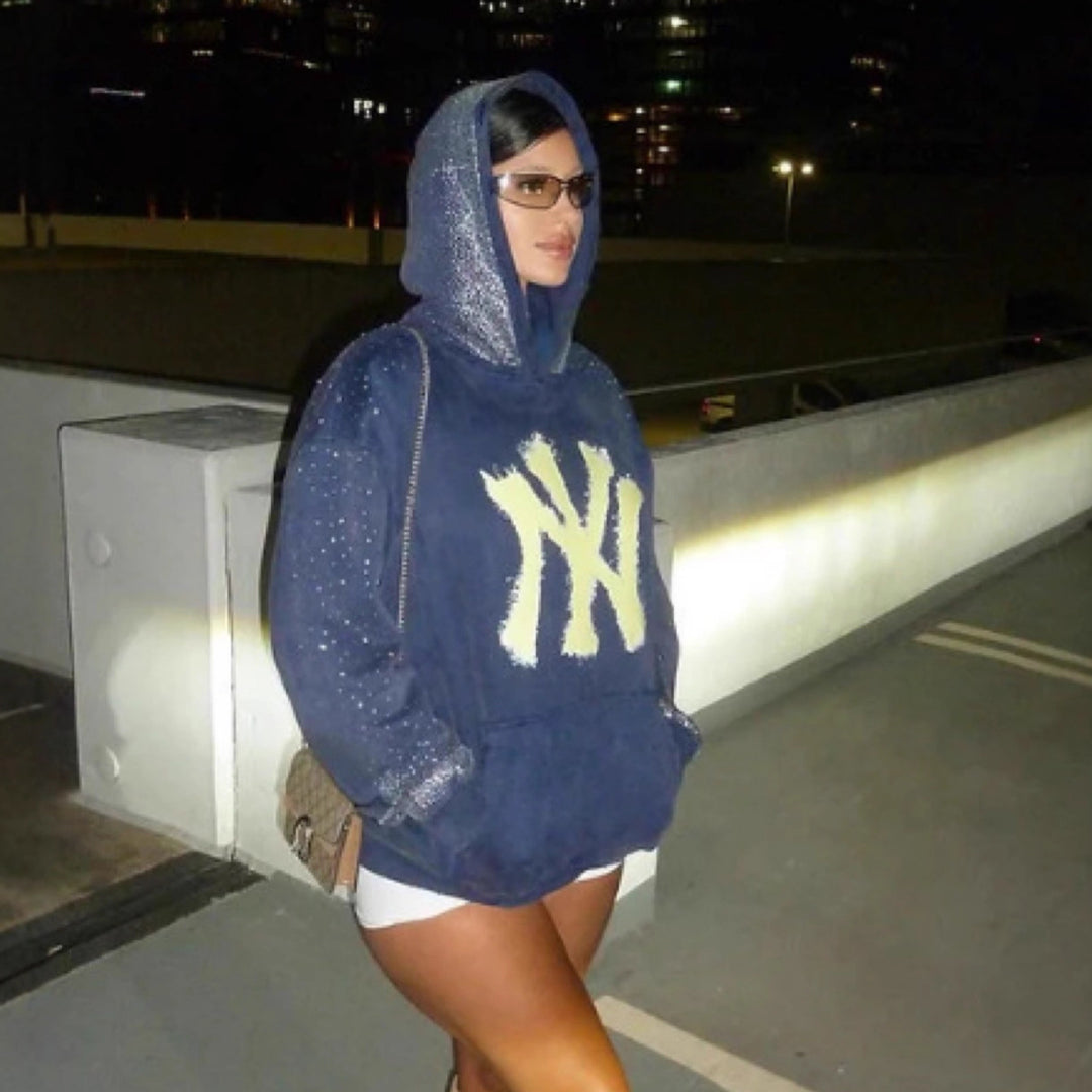 Women's oversized hoodie made of velvet fleece with distinctive logo print, glitter trim, and kangaroo pocket Mune Fashion