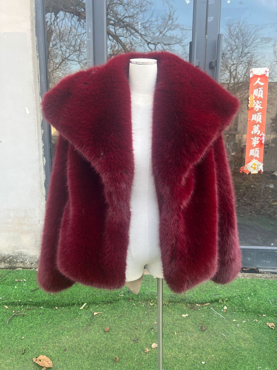 Women's short bolero in boxy cut made of vegan shaggy faux fur with XXL shawl collar Mune Fashion
