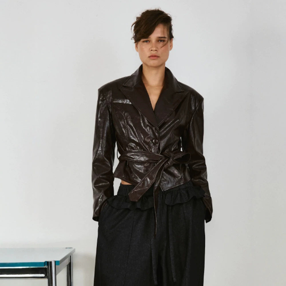Women’s short blazer in patent leather look with waist belt and flowing lapel Mune Fashion