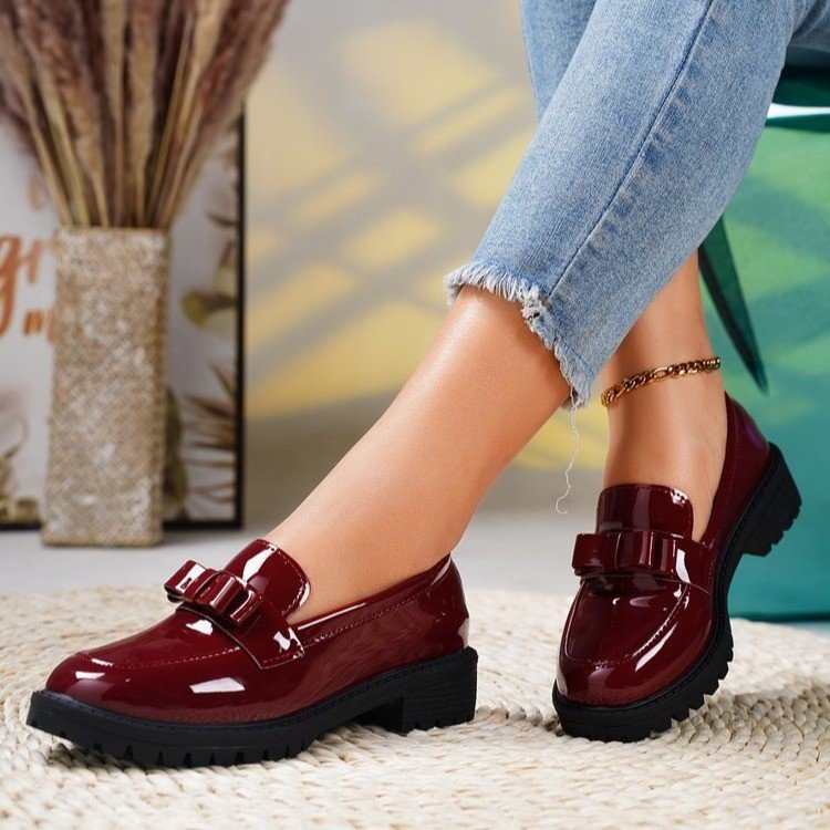 Damen Lack-Loafer mit dekorativem Riemchen und profilierter Gummisohle Mune Fashion