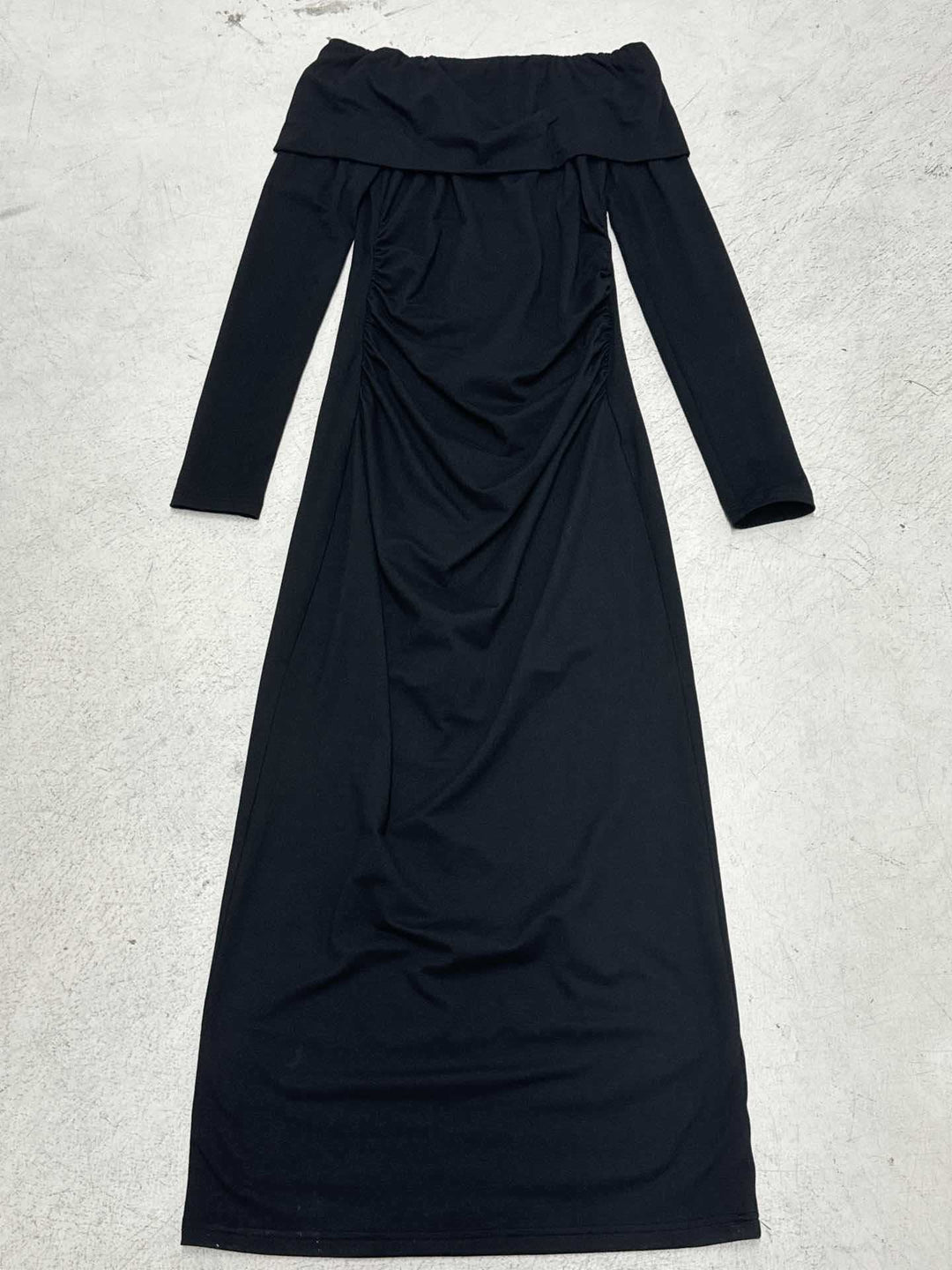 Women’s figure-hugging off-shoulder maxi dress with long sleeves and contrast piping Mune Fashion
