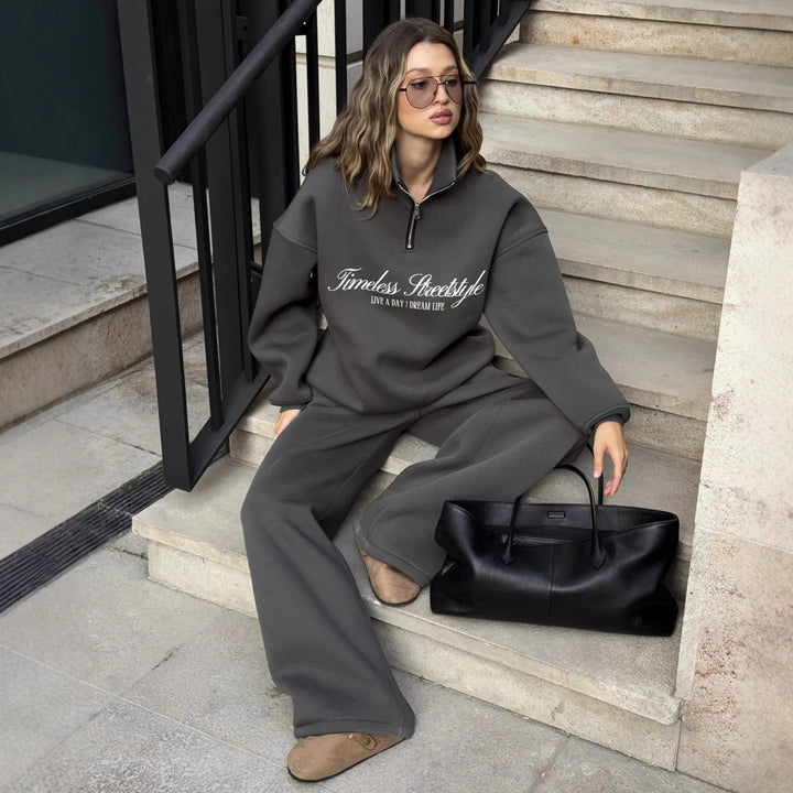 Women's oversized half-zip sweatshirt with high stand collar and statement print Mune Fashion