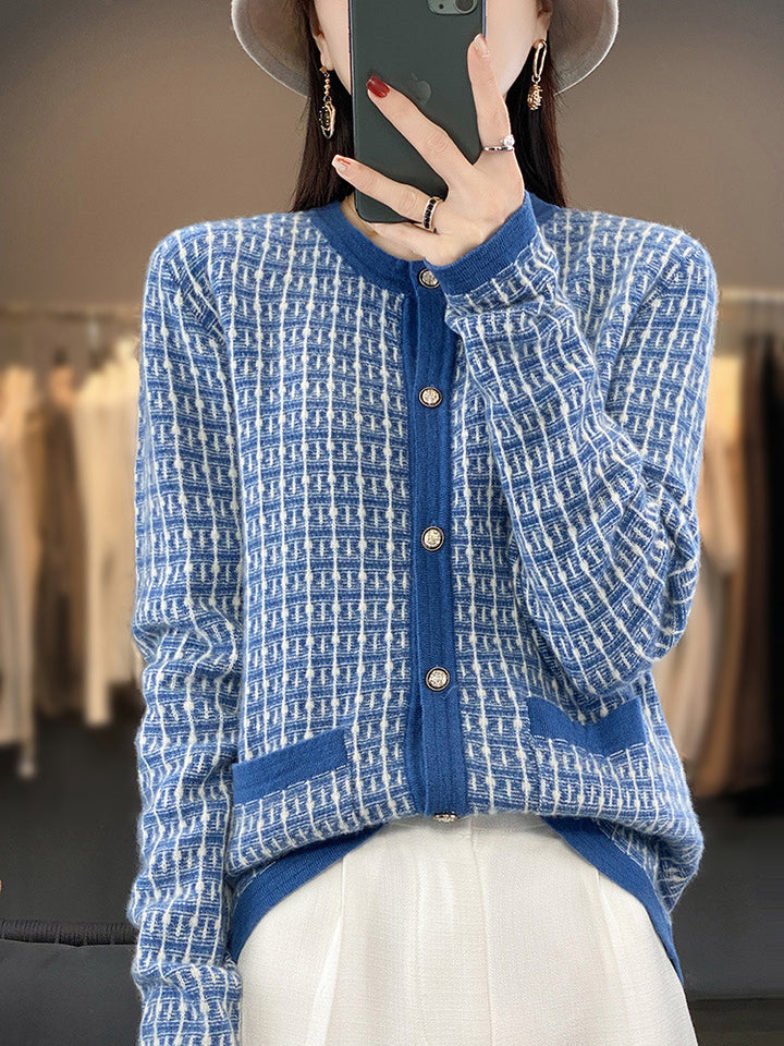Women's knitted cardigan in bouclé-grid pattern with round neck, decorative button placket, and patch pockets Mune Fashion