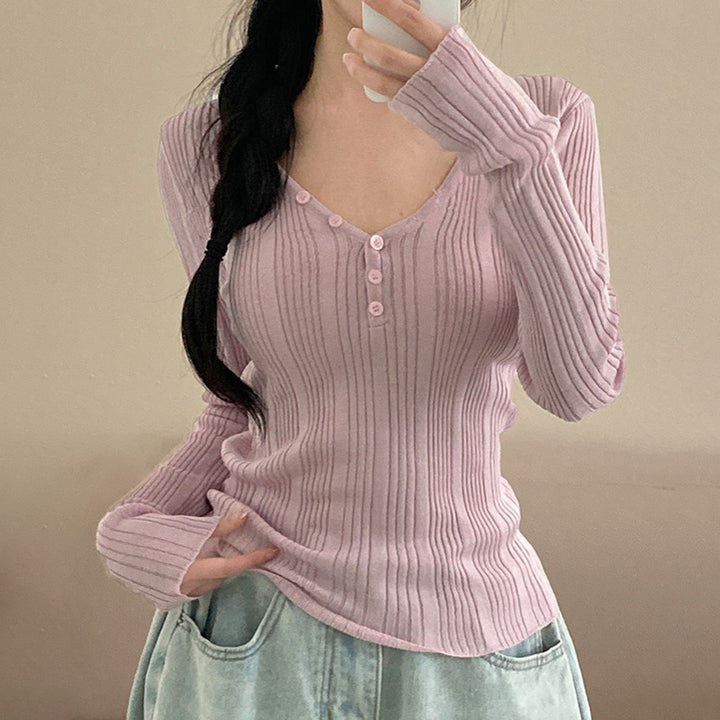 Women's fine-structured ribbed long sleeve with V-neck, Henley button placket, and tailored fit Mune Fashion