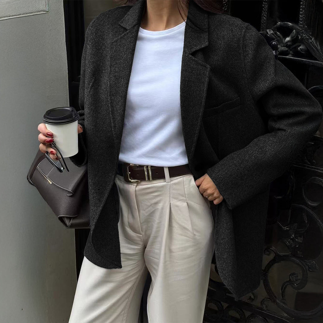 Women's casual wool coat in boyfriend cut with deep lapels and patch pockets Mune Fashion