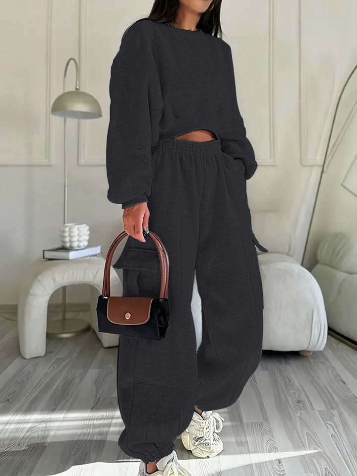 Women's comfortable cropped sweat set with oversized pullover and high-waist cargo jogger Mune Fashion