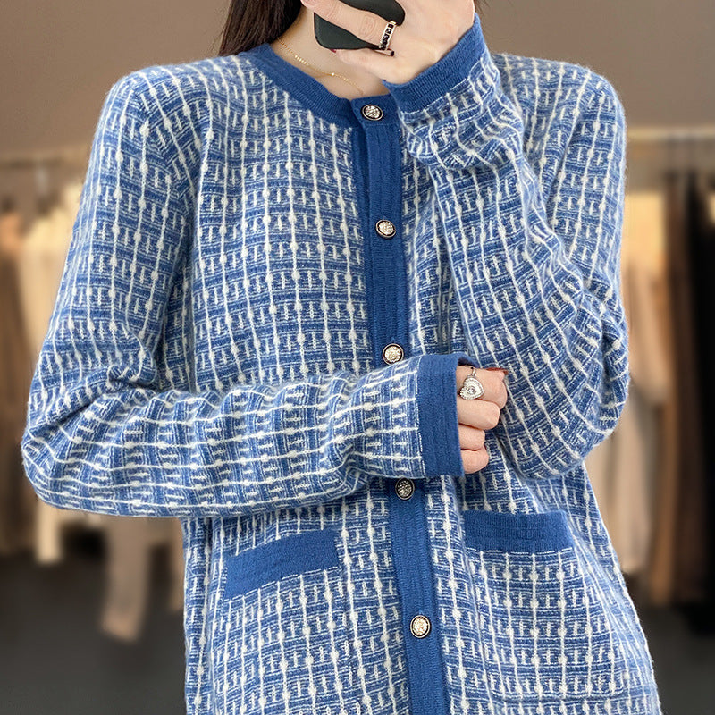 Women's knitted cardigan in bouclé-grid pattern with round neck, decorative button placket, and patch pockets Mune Fashion