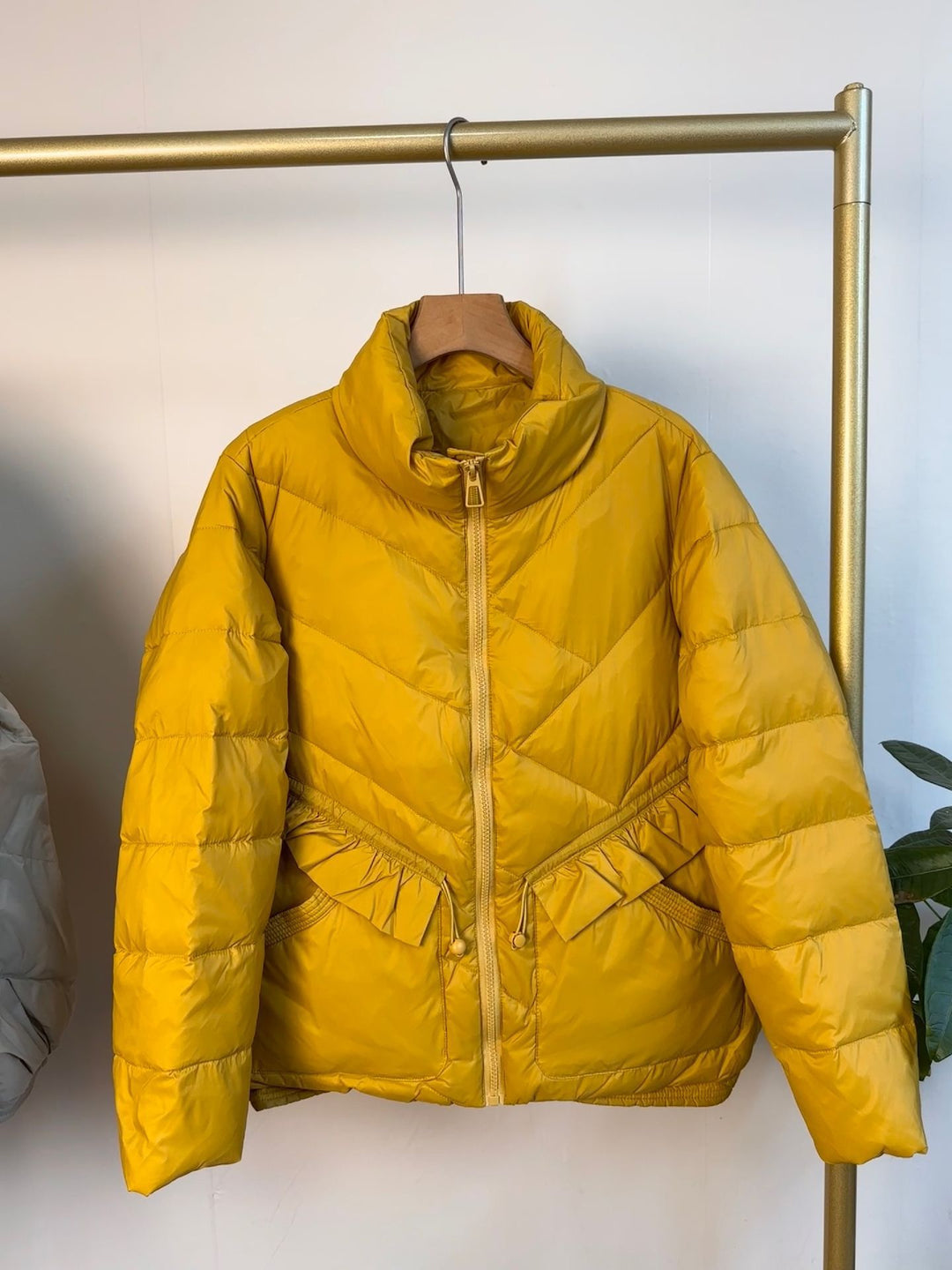 Women's quilted parka with stand-up collar, tailored ruffle detail and thermal insulation Mune Fashion
