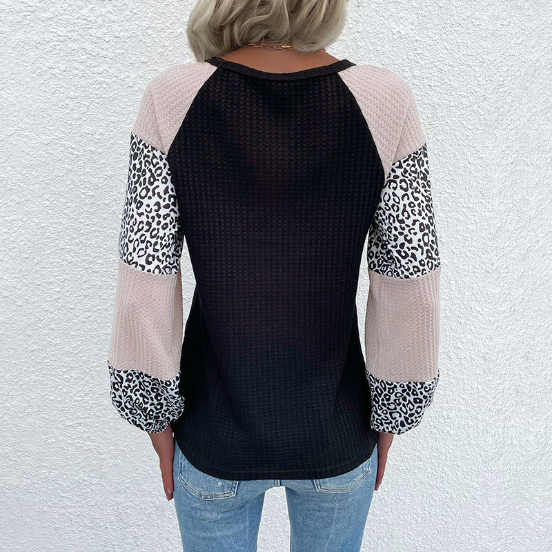 Women's raglan long sleeve shirt made of waffle jersey with color block sleeves and leopard details Mune Fashion
