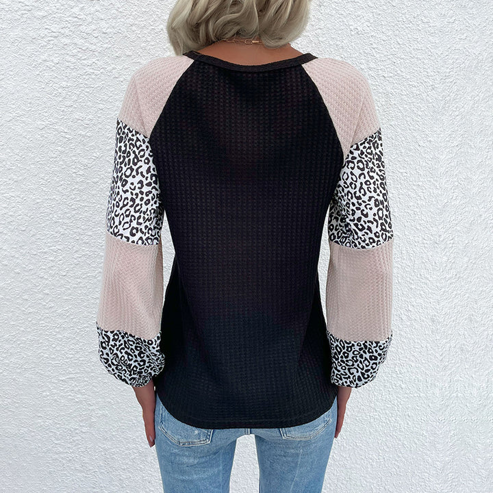 Women's raglan long sleeve shirt made of waffle jersey with color block sleeves and leopard details Mune Fashion