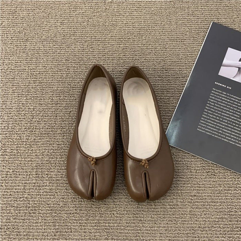 Ladies' ballerinas with elegant slit details and comfortable insole Mune Fashion