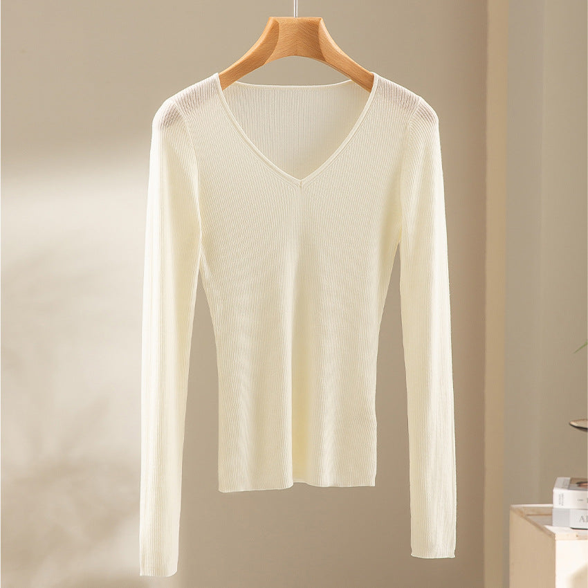 Women's fine ribbed fine knit sweater with V-neck and tailored silhouette Mune Fashion