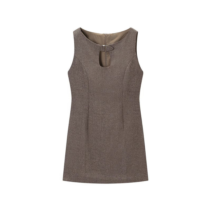 Women's sleeveless sheath dress with herringbone structure, figure-hugging seam design and slit neckline Mune Fashion