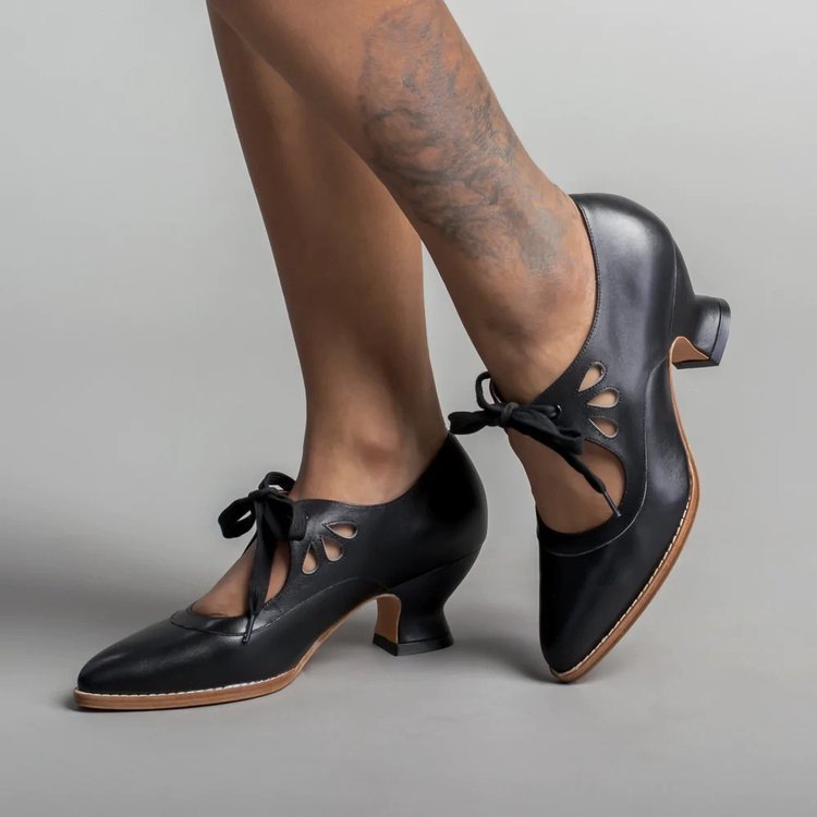 Ladies nan retro strap pumps with curved kitten heel, leaf-shaped cutouts, and decorative bow closure Mune Fashion