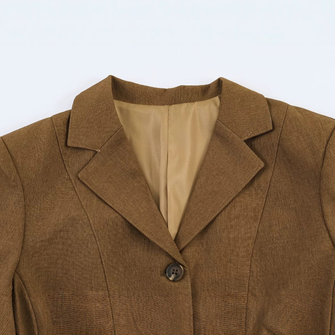 Women Tailored Short Blazer with Wiener Seams, Continuous Button Placket and Flap Pockets Mune Fashion