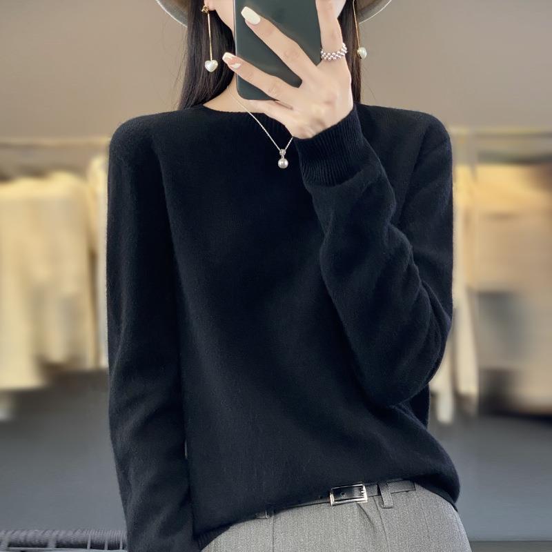 Ladies Loose Fine Knit Pullover with Round Neckline and Fluffy Angora Look Mune Fashion