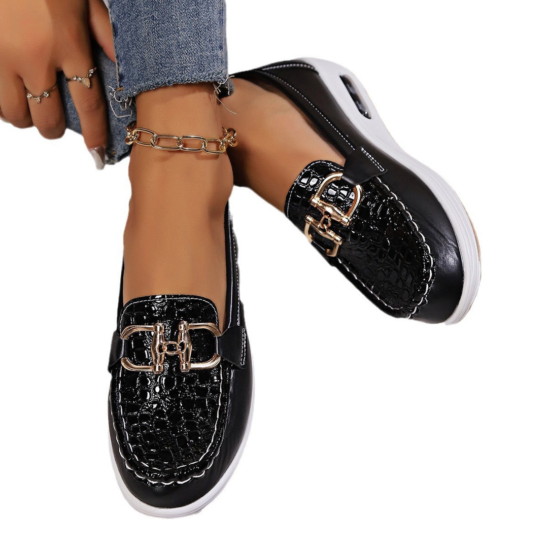 Women's fashionable platform slipper loafer with crocodile embossing, padded comfort insole, and gold decorative chain Mune Fashion