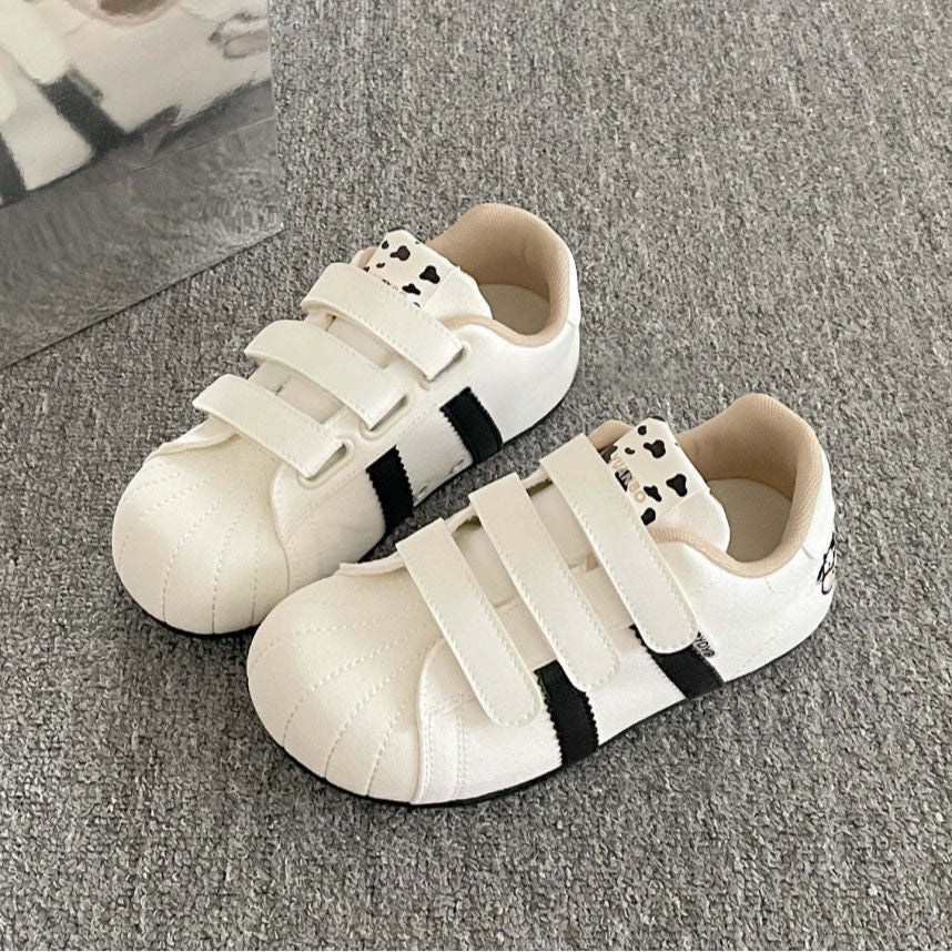 Women's sneakers with practical Velcro closure and stylish animal appliqués Mune Fashion