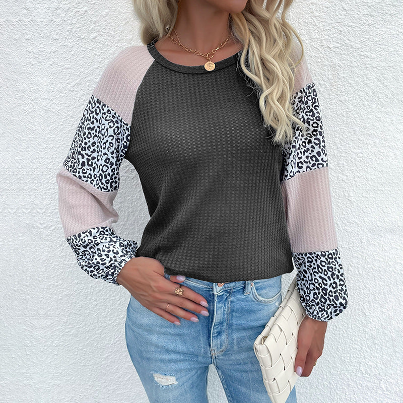 Women's raglan long sleeve shirt made of waffle jersey with color block sleeves and leopard details Mune Fashion