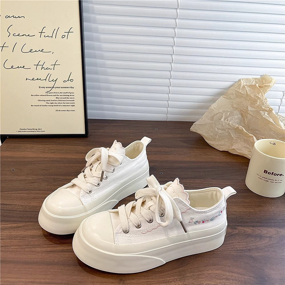 Women's sneakers with playful appliqués and elastic sole Mune Fashion