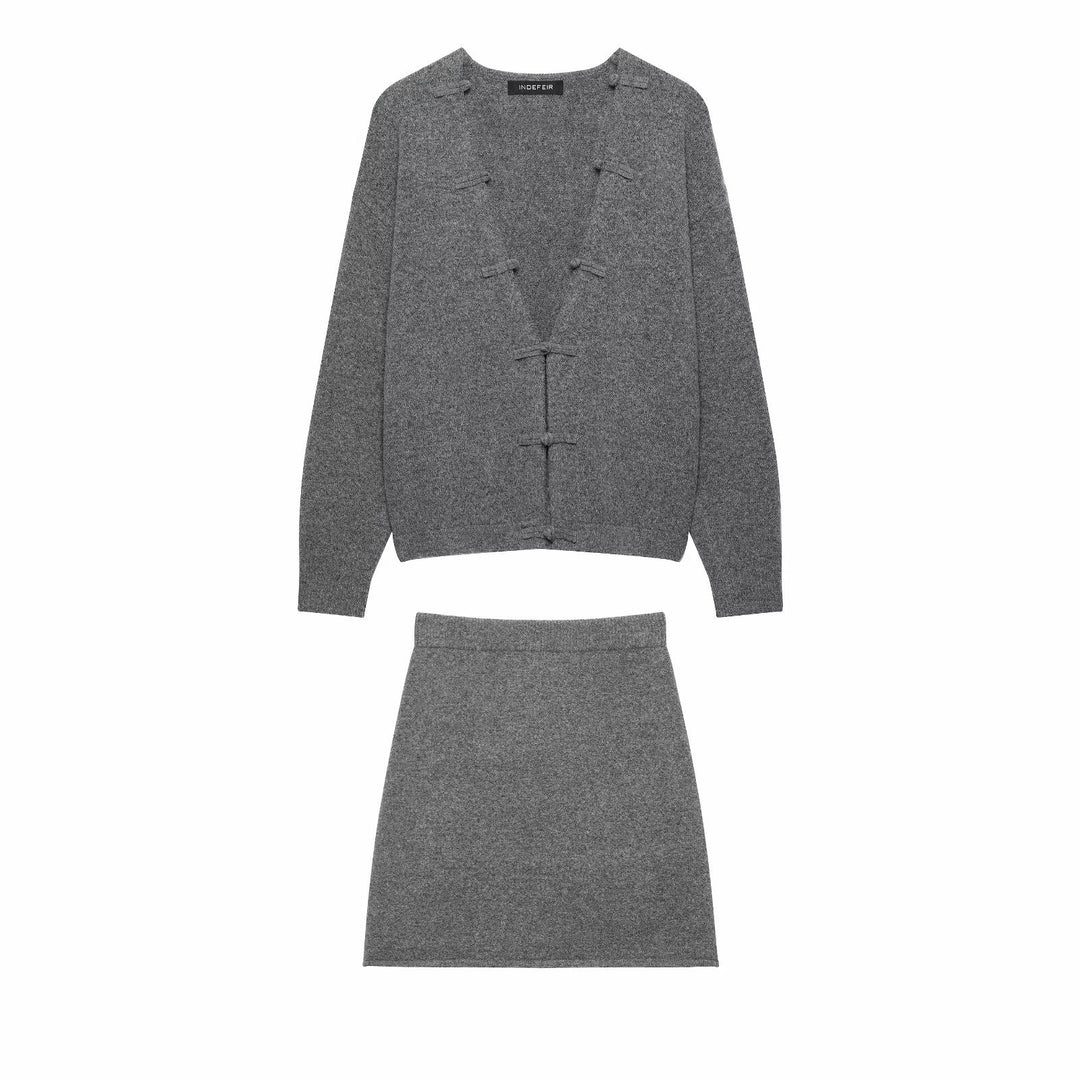 Women's chunky knitted cardigan with button closures and boxy silhouette Mune Fashion