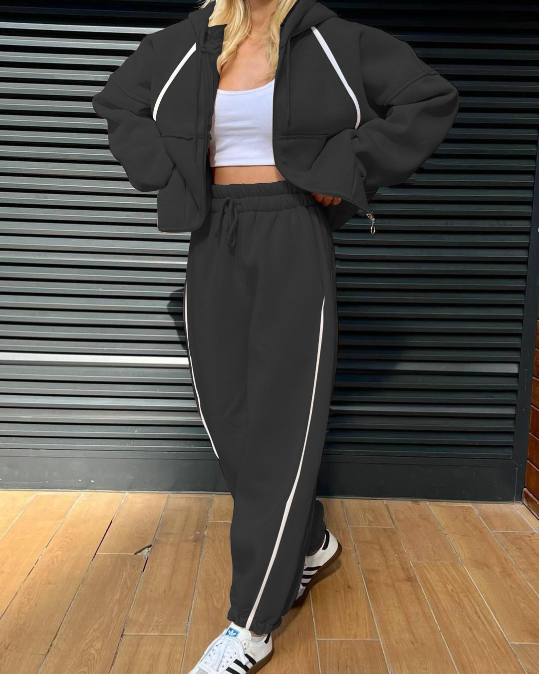 Women's short zip hoodie and high-waist jogging pants set with elastic comfort waistband and side piping Mune Fashion