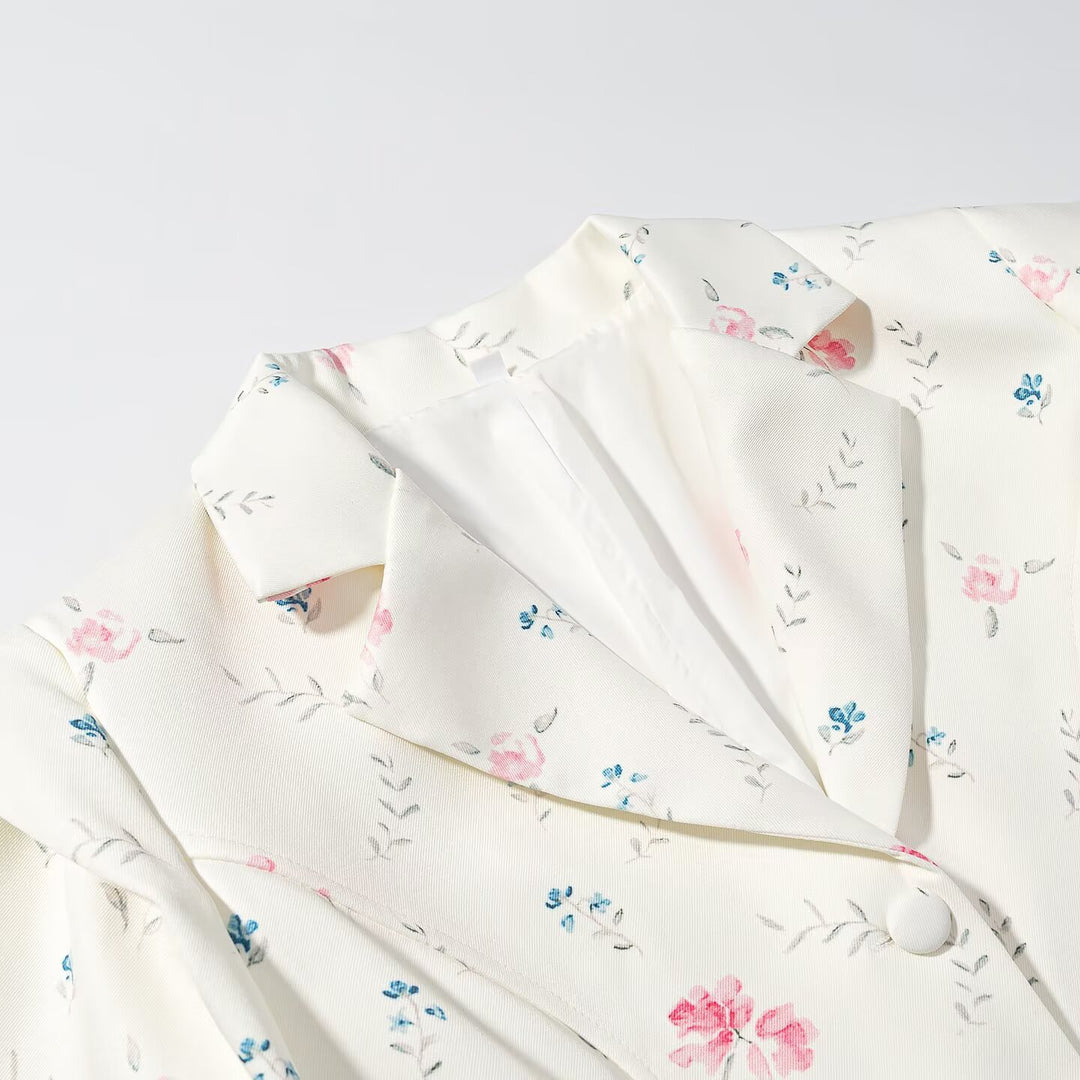 Women short blazer with floral all-over print, tailored silhouette and decorative shoulder details Mune Fashion