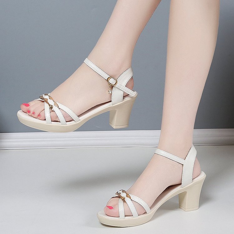 Ladies nan strap sandals with padded insole and elegant chain accent Mune Fashion