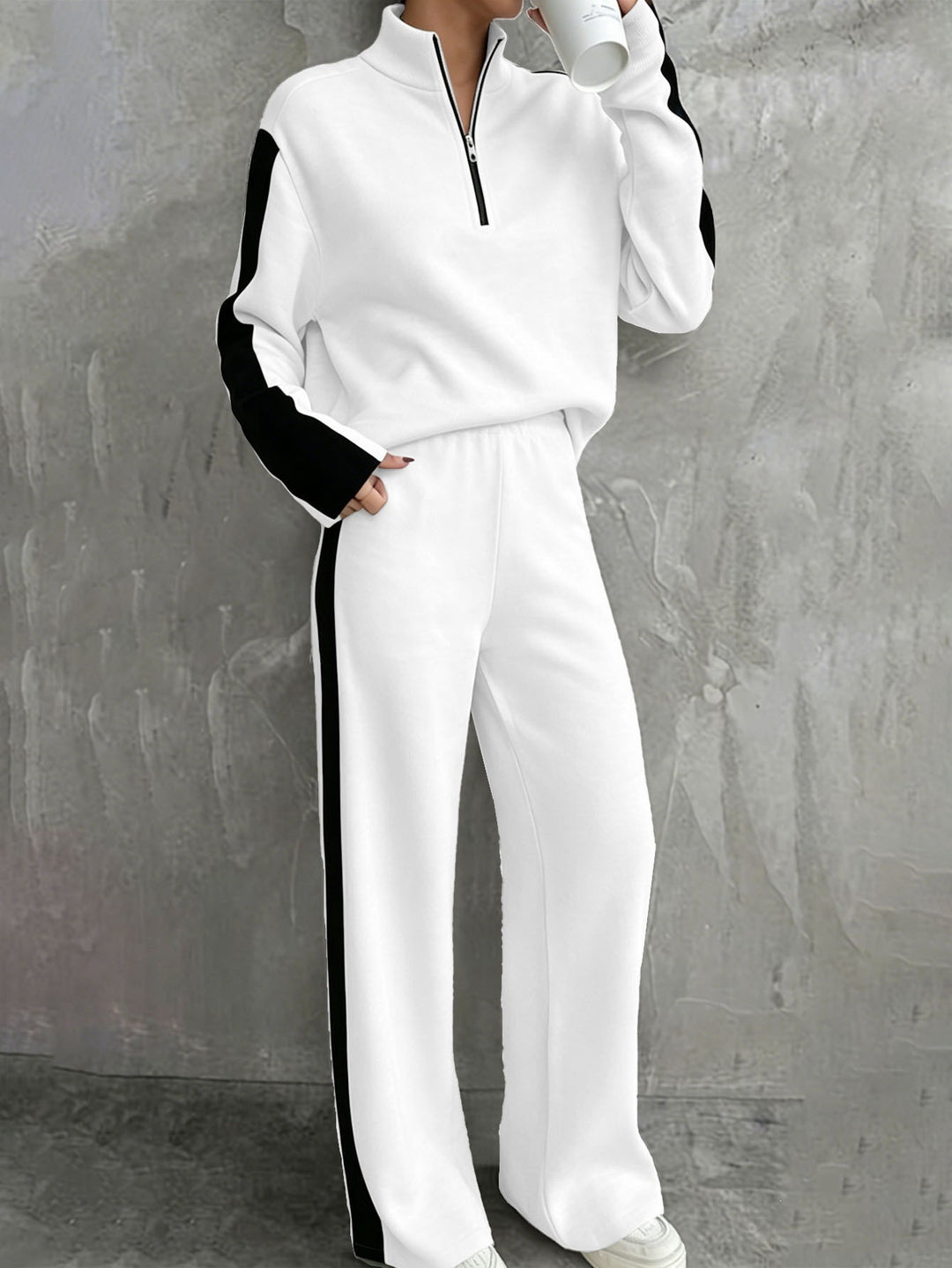 Women's casual tracksuit set with half zip, elastic waistband and side contrast stripes Mune Fashion