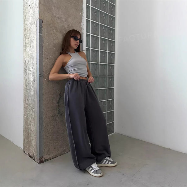 Women's wide lounge jogging pants with elastic comfort waistband and side pockets Mune Fashion