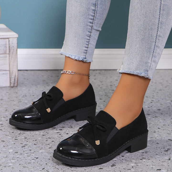 Ladies elegant slipper-loafer with patent cap, faux suede upper material, elastic entry and decorative bow application Mune Fashion
