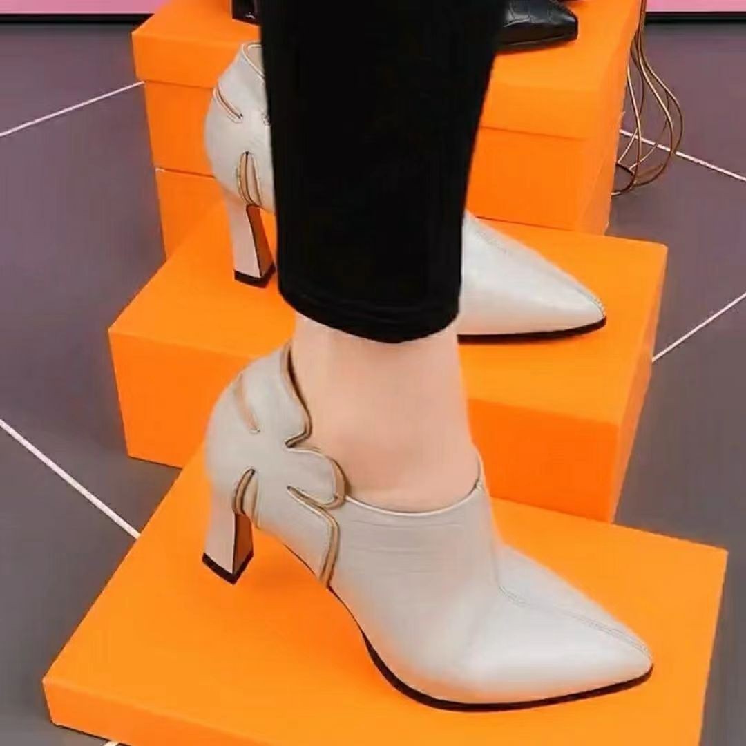 Ladies pointed toe ankle boots with crocodile embossing, side zipper and curved block heel Mune Fashion