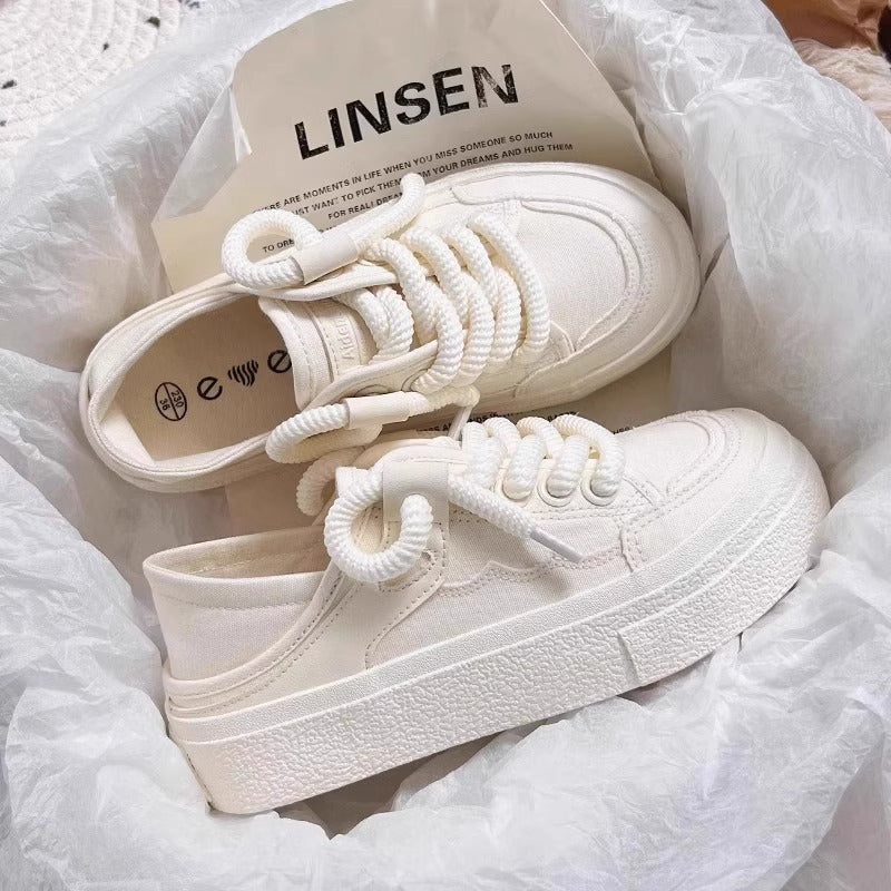 Women’s sporty sneakers in a minimalist design with a comfortable rubber sole Mune Fashion
