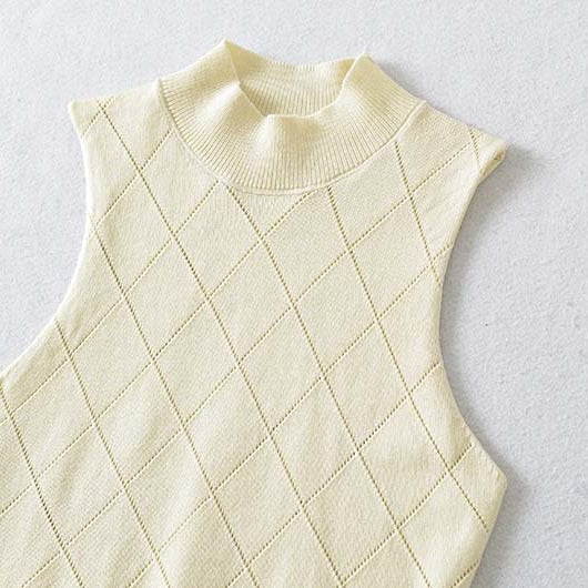 Women's Sleeveless Fine Knit Vest with Stand-Up Collar and Tailored Diamond Pattern Mune Fashion