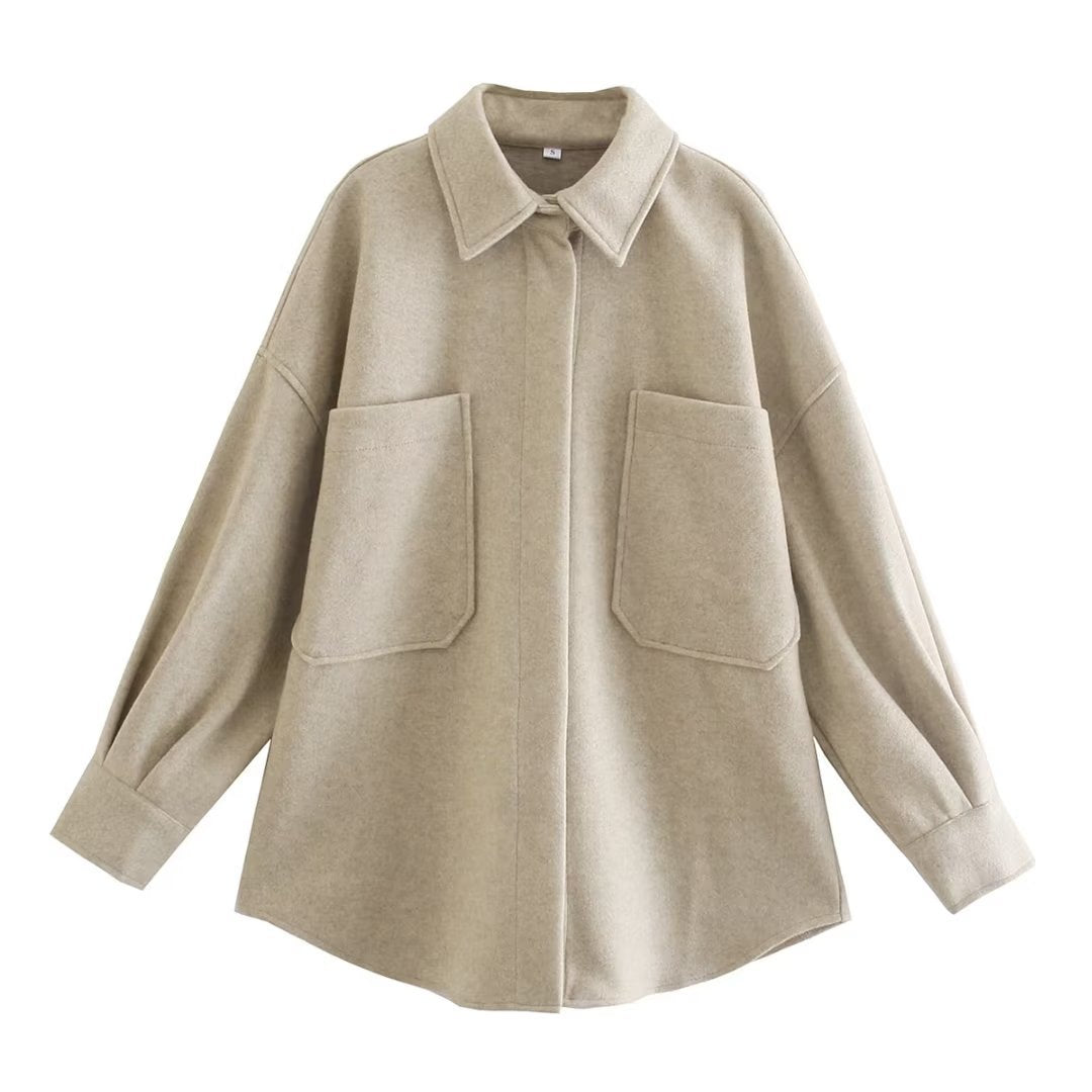 Women's casual shirt jacket in oversized cut with large patch pockets and rounded hem Mune Fashion