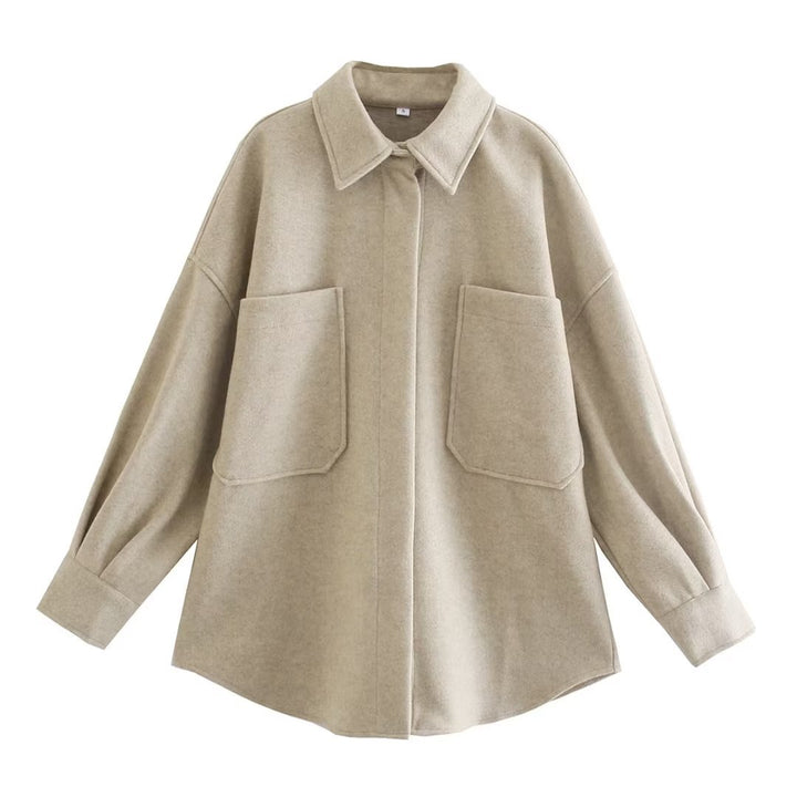 Women's casual shirt jacket in oversized cut with large patch pockets and rounded hem Mune Fashion