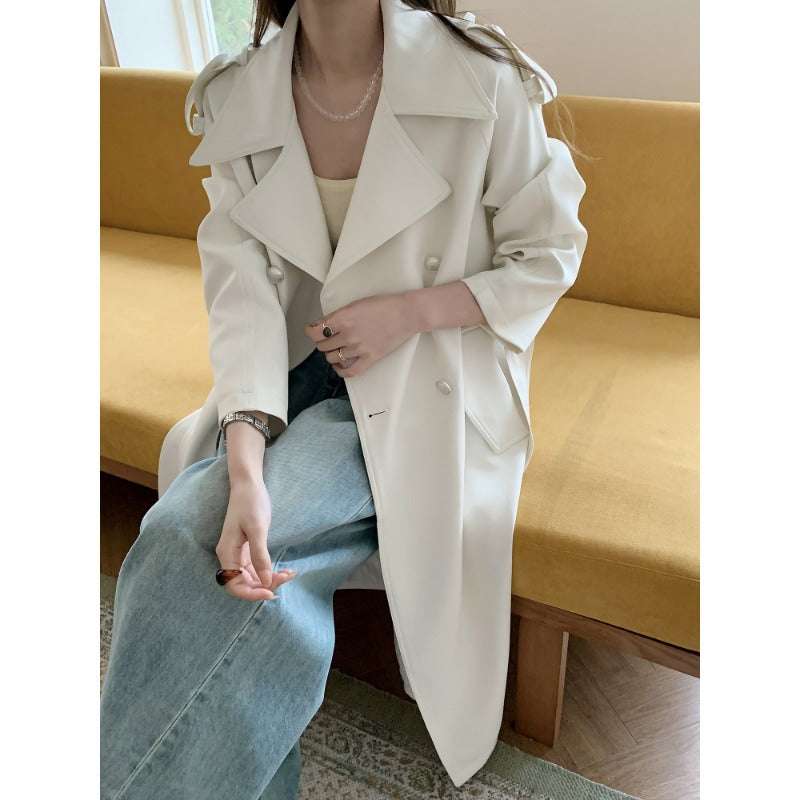 Ladies mid-length trench coat with oversized shoulders and mother-of-pearl buttons Mune Fashion